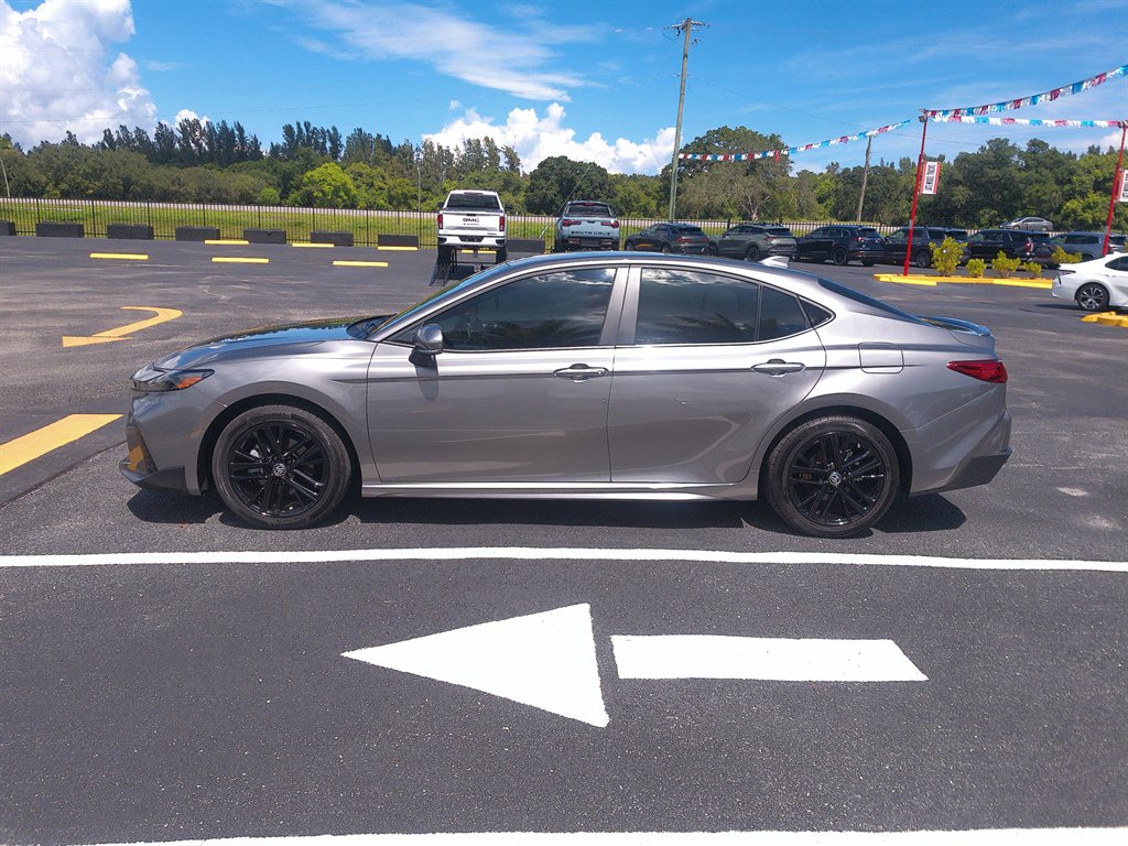 2025 Toyota Camry SE's photo