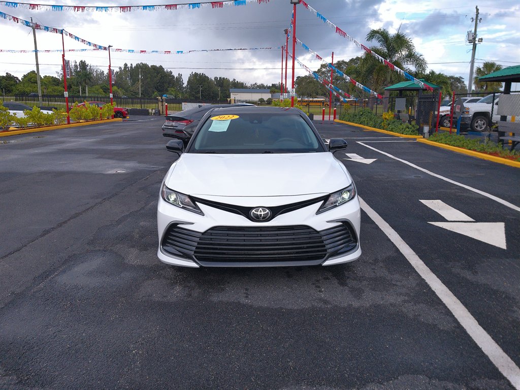 2022 Toyota Camry LE's photo